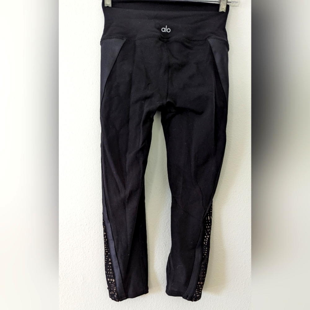 Alo Yoga Black Cropped Leggings With Cutout Mesh Panels Beige Lining XS